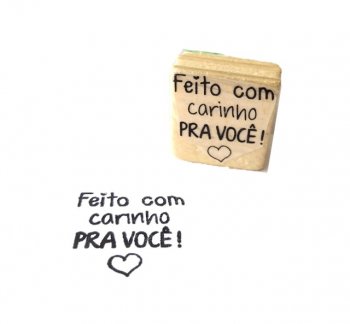 Carimbo com a frase Feito com carinho 3x3cm