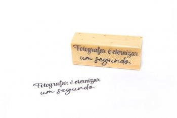 Carimbo com a frase Fotografar é eternizar um segundo 5x1,5cm